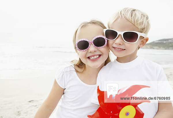 Portrait  Strand  Bruder  Schwester  Kleidung  Sonnenbrille  5-6 Jahre  5 bis 6 Jahre  10-11 Jahre  10 bis 11 Jahre