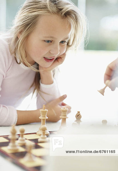 Enkeltochter  Großvater  Schach  10-11 Jahre  10 bis 11 Jahre  spielen