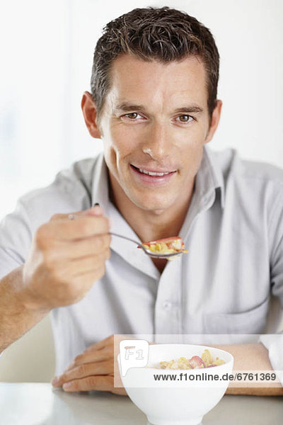 Mann  Fröhlichkeit  Mittelpunkt  essen  essend  isst  Erwachsener  Cornflakes