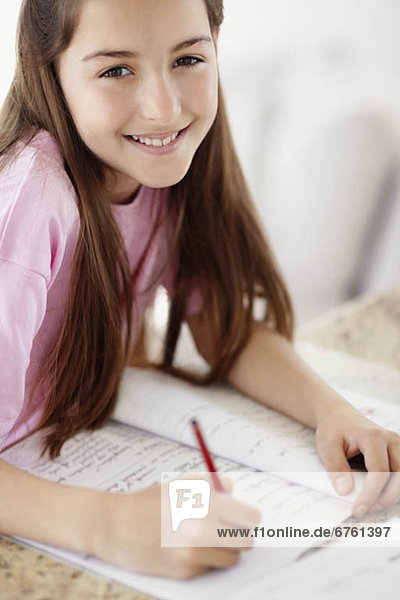 10-11 Jahre  10 bis 11 Jahre  Mädchen  Hausaufgabe