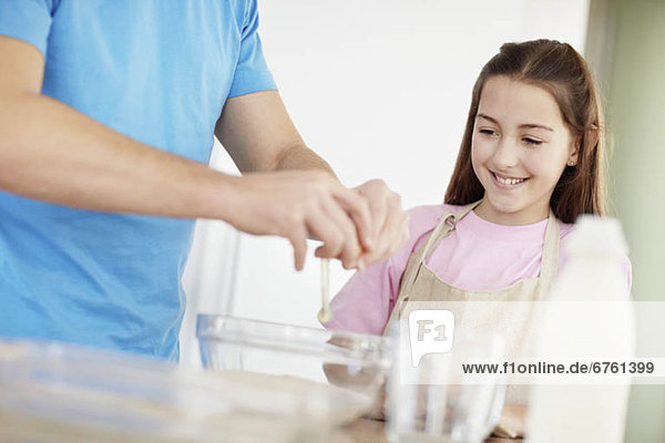 sehen  Lebensmittel  Menschlicher Vater  Vorbereitung  Tochter  10-11 Jahre  10 bis 11 Jahre