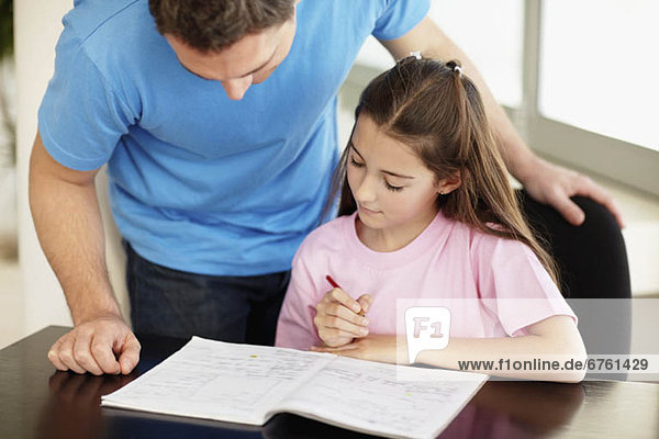 Menschlicher Vater  Hilfe  Tochter  10-11 Jahre  10 bis 11 Jahre  Hausaufgabe