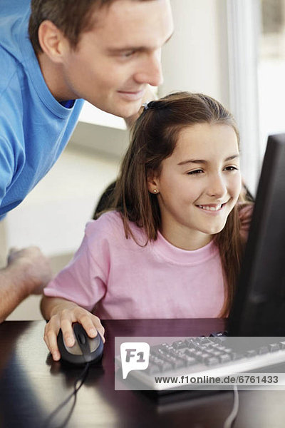 Computer  Menschlicher Vater  Tochter  10-11 Jahre  10 bis 11 Jahre  spielen