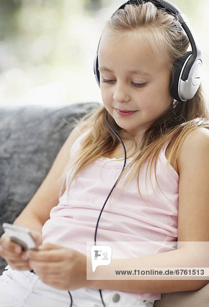 zuhören  Spiel  MP3-Player  MP3 Spieler  MP3 Player  MP3-Spieler  10-11 Jahre  10 bis 11 Jahre  Mädchen