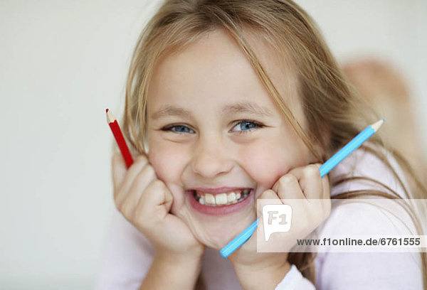 Bleistift  halten  blau  rot  10-11 Jahre  10 bis 11 Jahre  Mädchen