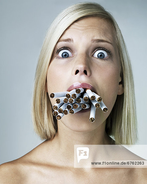 Studioaufnahme  Frau  sehen  Zigarette  jung  alarmieren