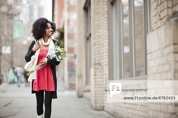 Vereinigte Staaten von Amerika  USA  Frau  tragen  gehen  Bündel  Straße  jung  Tulpe  Seattle  Washington State