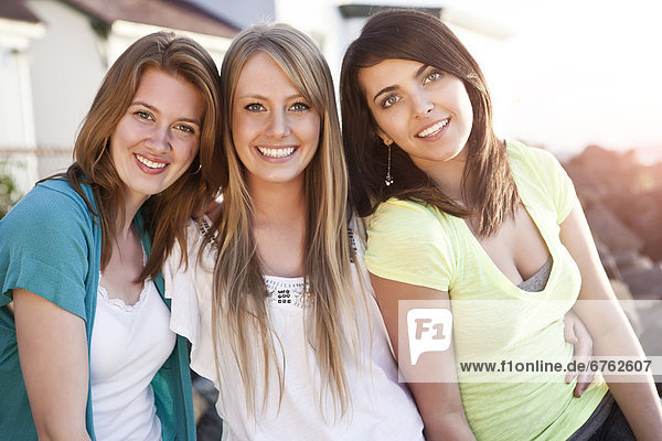 Drei junge Frauen lachen fröhlich