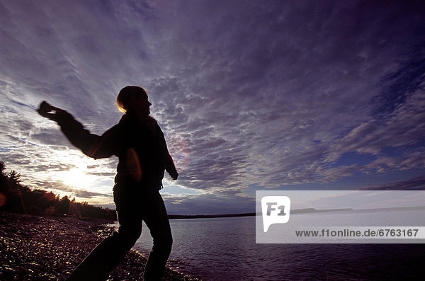 Frau  Stein  Sonnenuntergang  Silhouette  springen  Bucht  Ontario