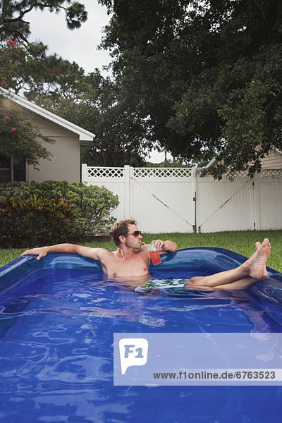 Mann Entspannung aufblasen Schwimmbad