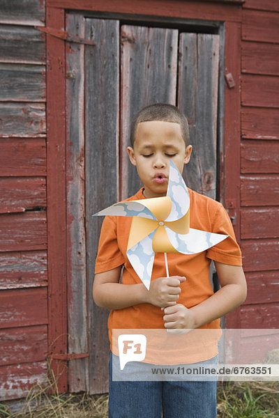 Windturbine  Windrad  Windräder  Junge - Person  blasen  bläst  blasend  Spielzeug
