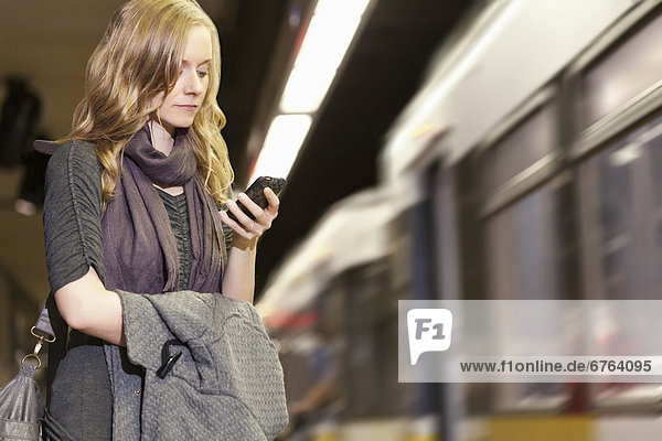 Vereinigte Staaten von Amerika USA senden Frau Text Nachricht U-Bahn Haltestelle Haltepunkt Station
