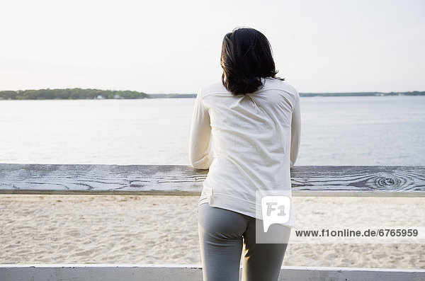 Vereinigte Staaten von Amerika  USA  angelehnt  Frau  sehen  Geländer  See  Zaun  Long Island  New York State