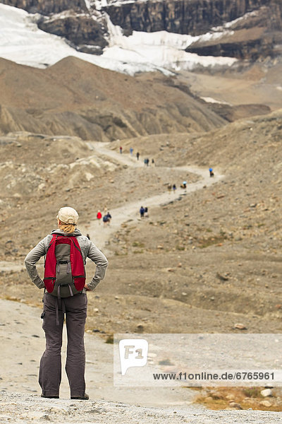 Frau  folgen  wandern  Jasper Nationalpark  Columbia-Eisfeld  Columbia Icefield  Alberta