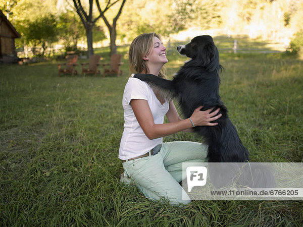 Vereinigte Staaten von Amerika  USA  Frau  Fröhlichkeit  Hund  jung  Colorado