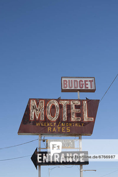 Vereinigte Staaten von Amerika  USA  Himmel  Zeichen  blau  Arizona  Mode  Motel  alt  Signal