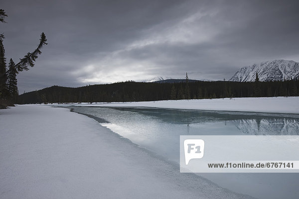 Winter , Dunkelheit , Abend , Fluss , Athabasca River , Rocky Mountains , Jasper Nationalpark , Alberta , kanadisch