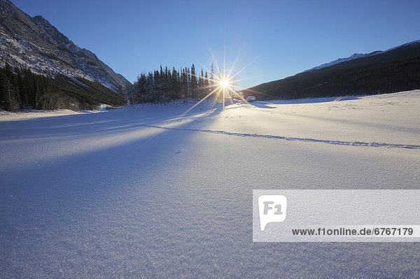 Schnee  Winter  Frische  Morgen  Gesundheitspflege  See  bedecken  Jasper Nationalpark  Alberta  gefroren