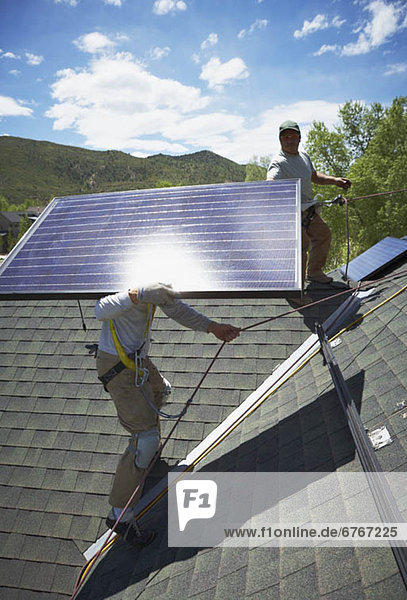 Dach bauen arbeiten installieren Sonnenenergie