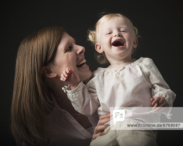 Mutter und Tochter lachen
