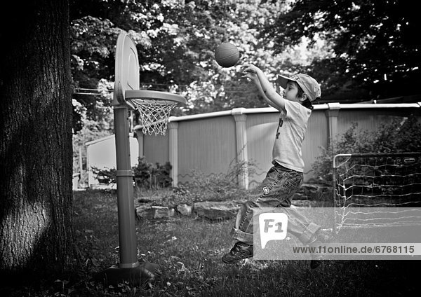 Junge - Person  Garten  Spielzeug  Basketball  spielen  Quebec
