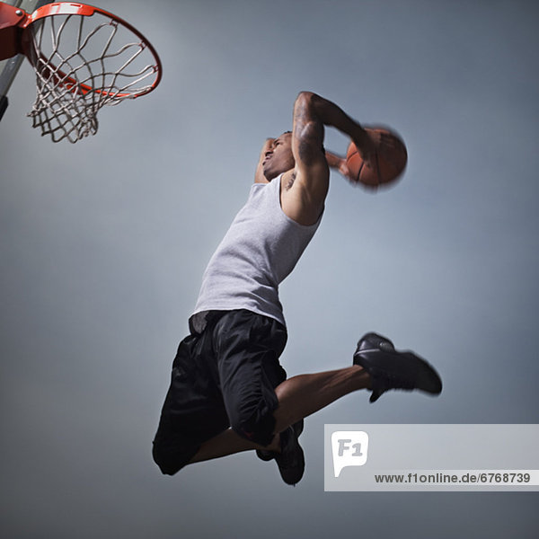 Basketball-Spieler springen