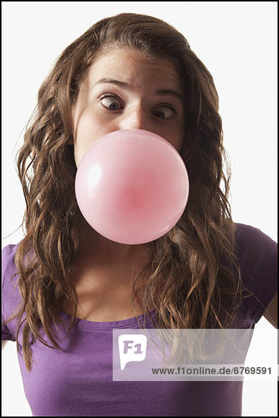 Junge Frau weht Bubble gum