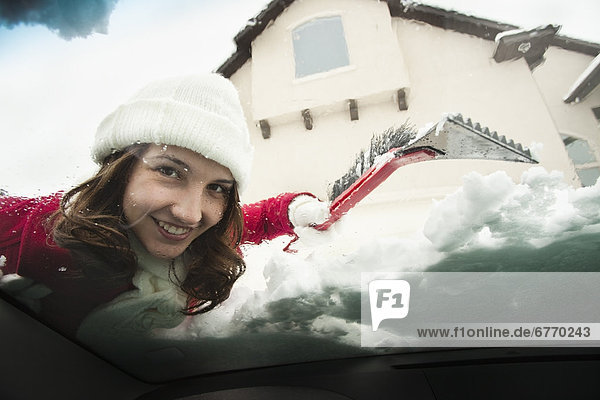 Vereinigte Staaten von Amerika  USA  Portrait  Frau  Auto  jung  Windschutzscheibe  Schaben  Kratzen  Schnee  Utah