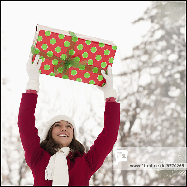 Vereinigte Staaten von Amerika USA Geschenk Außenaufnahme Frau halten Weihnachten jung freie Natur