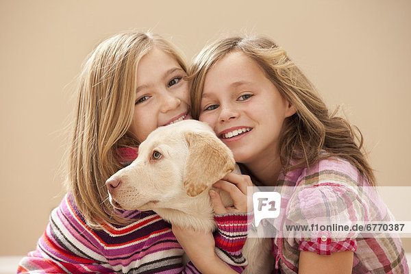 Portrait  umarmen  2  Labrador  Mädchen  10-11 Jahre  10 bis 11 Jahre