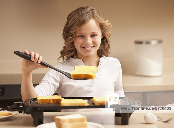 Portrait  Vorbereitung  Küche  Toastbrot  10-11 Jahre  10 bis 11 Jahre  Mädchen