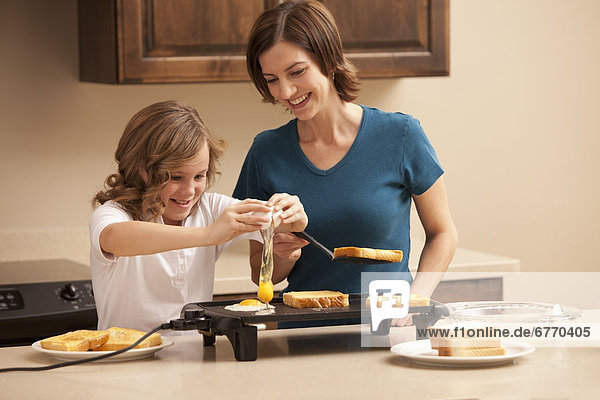 Vorbereitung  Küche  Tochter  10-11 Jahre  10 bis 11 Jahre  Mutter - Mensch  Frühstück