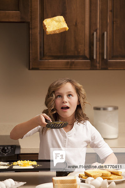 verkehrt herum  Küche  Toastbrot  10-11 Jahre  10 bis 11 Jahre  Mädchen