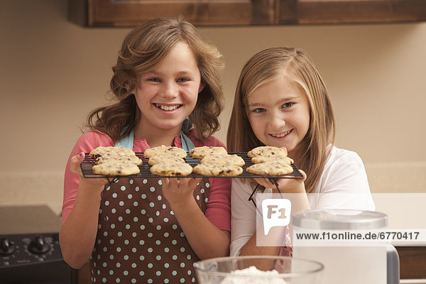 Portrait Küche halten Keks 2 Mädchen 10-11 Jahre 10 bis 11 Jahre