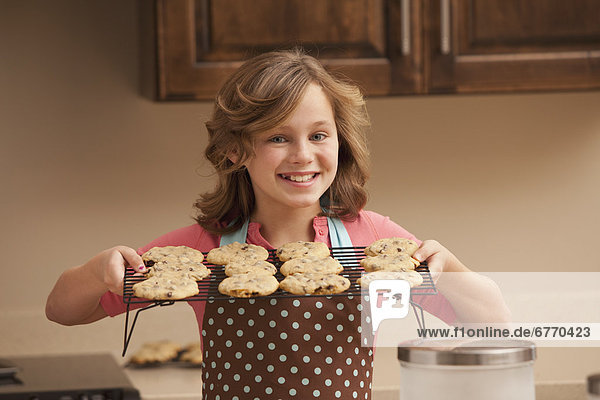 Portrait Küche halten Keks 10-11 Jahre 10 bis 11 Jahre Mädchen