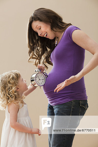 Vereinigte Staaten von Amerika  USA  halten  Uhr  Schwangerschaft  2-3 Jahre  2 bis 3 Jahre  alarmieren  Mädchen  Mutter - Mensch  Utah