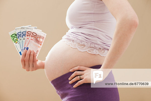Vereinigte Staaten von Amerika  USA  Frau  halten  Schwangerschaft  Geld  jung  Euro  Utah