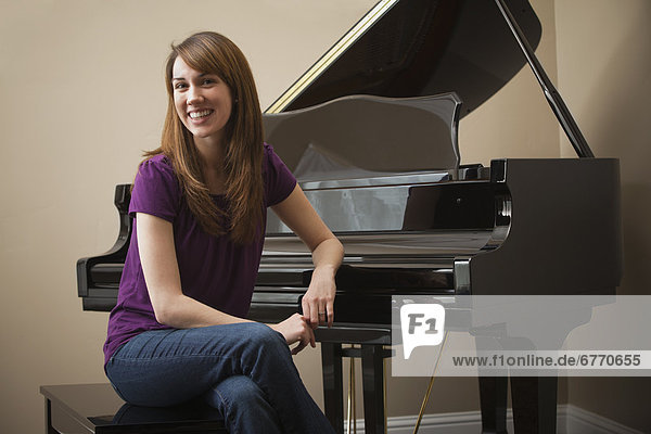 Vereinigte Staaten von Amerika  USA  sitzend  Frau  lächeln  Ehrfurcht  Klavier  jung  Utah
