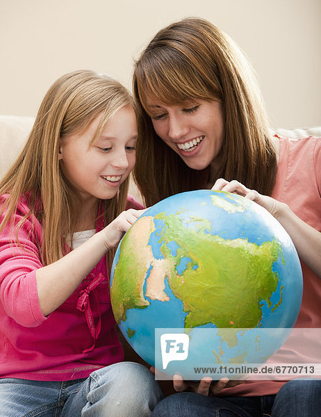 Vereinigte Staaten von Amerika  USA  Tochter  5-9 Jahre  5 bis 9 Jahre  Mutter - Mensch  Globus  spielen  Utah