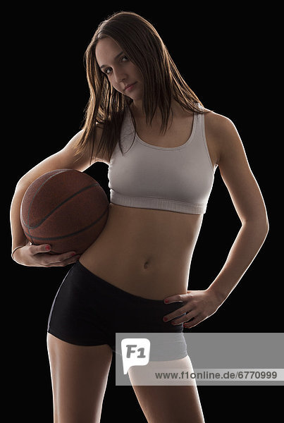 Portrait  Frau  halten  Basketball  jung  Studioaufnahme