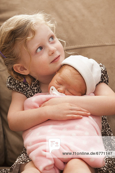 Couch umarmen Schwester 2-3 Jahre 2 bis 3 Jahre Mädchen Baby