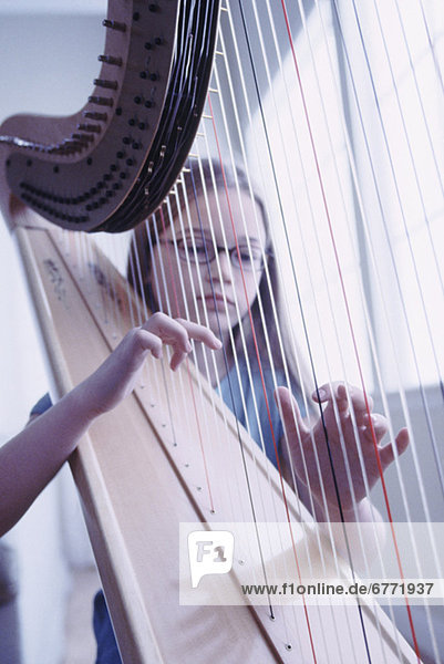 jung Mädchen Harfe spielen