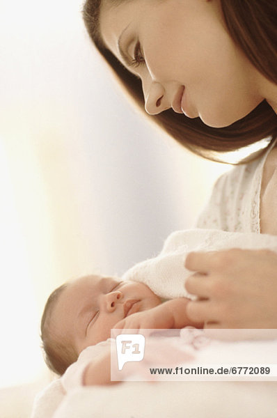 Neugeborenes neugeboren Neugeborene halten Mutter - Mensch Baby