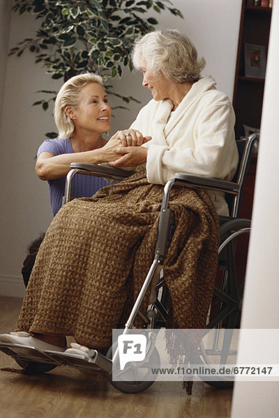 Mitleid Frau Senior Senioren Kollege Rollstuhl