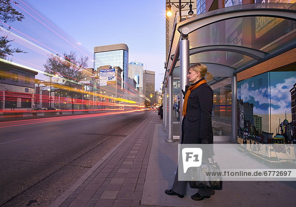 Frau  warten  gehen  Ende  Omnibus  Manitoba  einstellen  Straßenverkehr