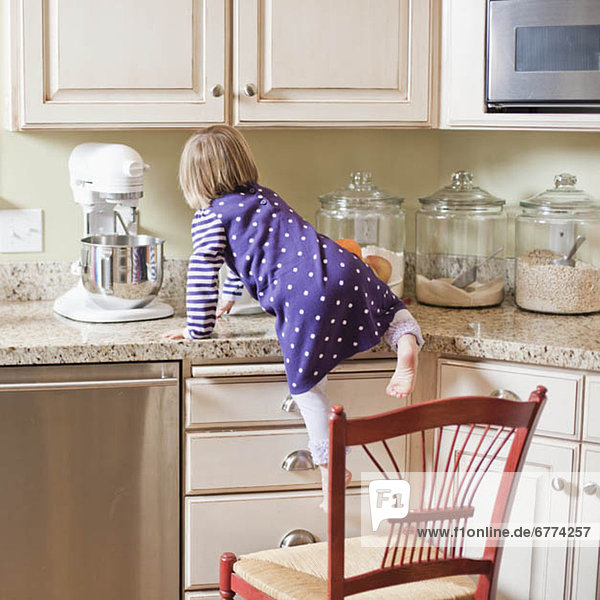 Vereinigte Staaten von Amerika USA Küche Schrank 2-3 Jahre 2 bis 3 Jahre Mädchen klettern