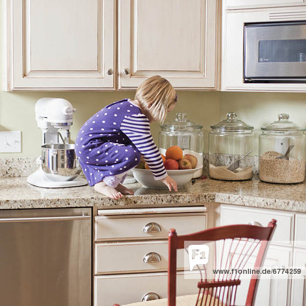 Vereinigte Staaten von Amerika USA Küche Schrank 2-3 Jahre 2 bis 3 Jahre Mädchen klettern