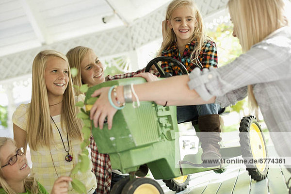 Vereinigte Staaten von Amerika  USA  Traktor  Spielzeug  5-9 Jahre  5 bis 9 Jahre  16-17 Jahre  16 bis 17 Jahre  13-14 Jahre  13 bis 14 Jahre  12-13 Jahre  12 bis 13 Jahre  Tisch  spielen  Utah