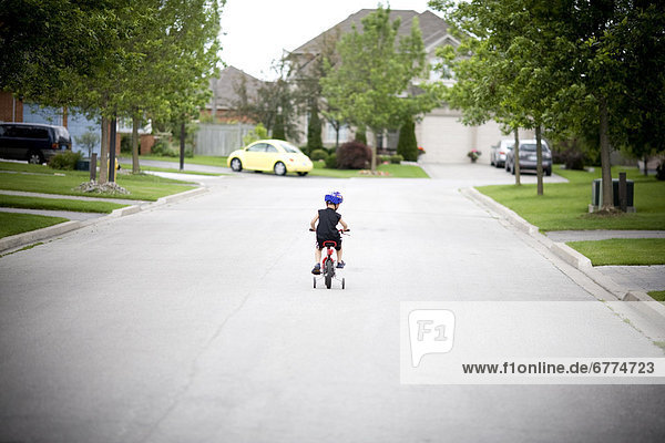 Junge - Person  klein  fahren  Straße  Fahrrad  Rad  Vorort  Ontario