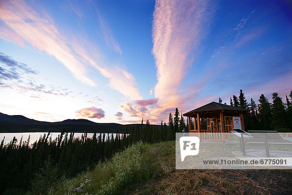 Frau  nehmen  Wolke  über  See  pink  Fotografie  Yukon